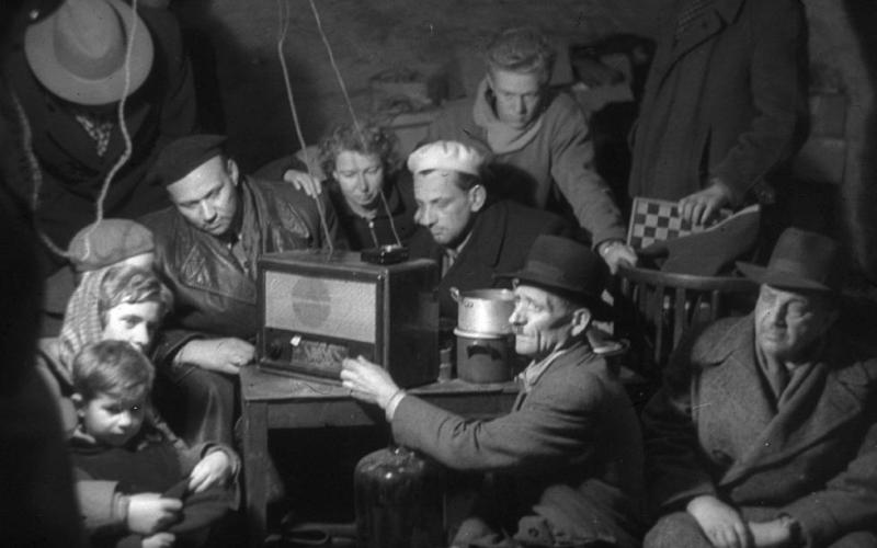 Radiohörer/innen, Ungarn 1956. Foto: Gyula Nagy, Quelle: Fortepan (CC-BY-SA-3.0)